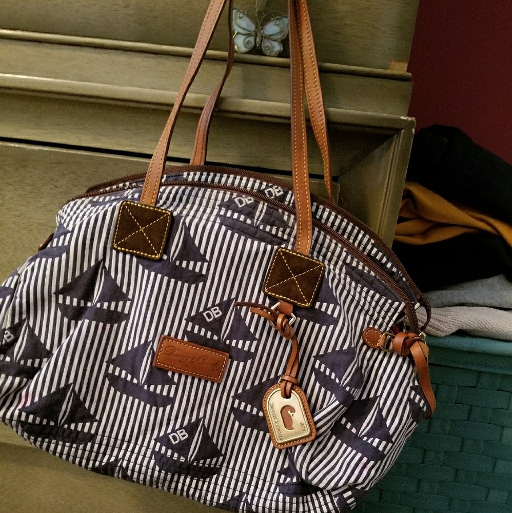 Dooney & burke summer sailing bag .good condition